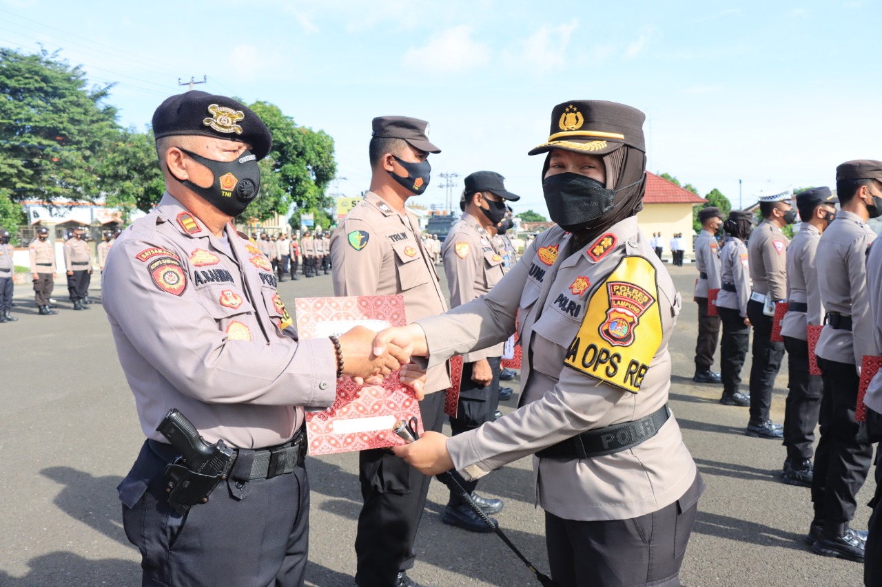 Kapolres Metro Berikan Penghargaan Kepada Personil Dan Satker Yang Berprestasi